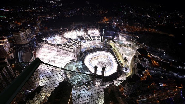 Muslim pilgrims perform the Umrah at the Holy Kaaba, as they start arriving to perform the annual Haj at the Grand Mosque, in the holy city of Mecca, Saudi Arabia, June 25, 2023. (REUTERS/Mohamed Abd El Ghany)