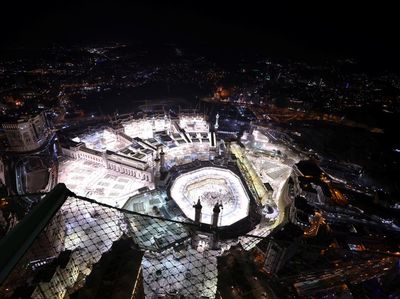 Potret Udara Masjidil Haram Bersinar Terang di Malam Hari