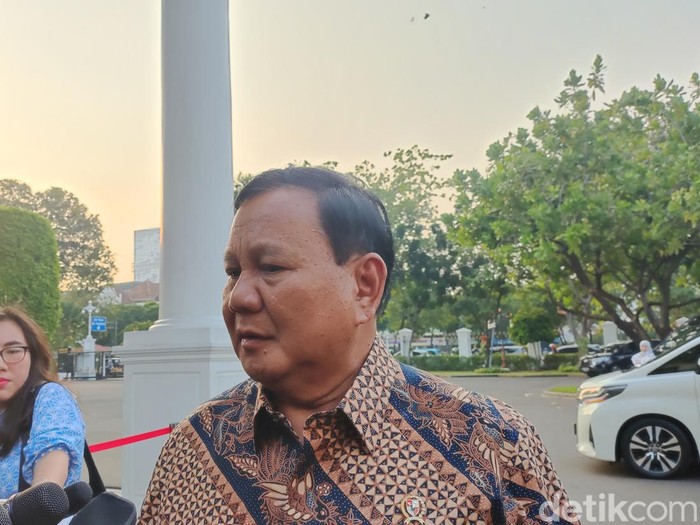 Prabowo menyambangi Istana Merdeka sore ini.