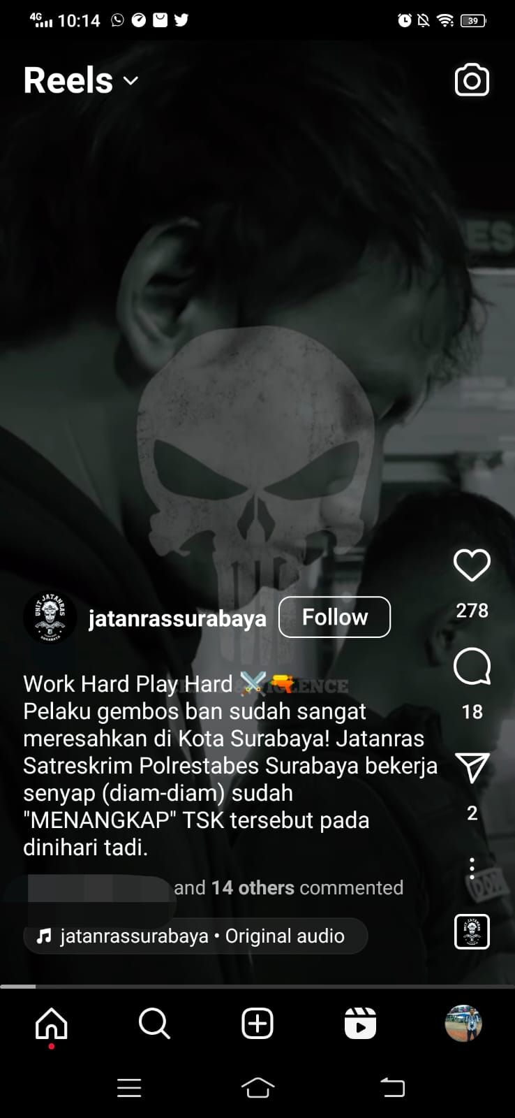 Pria pakai sandal berpaku Surabaya