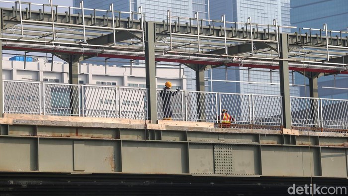 Pembangunan Jembatan Penyeberangan Multifungsi (JPM) di kawasan Dukuh Atas terus dikebut. Jembatan ini dibangun untuk memudahkan akses transportasi.
