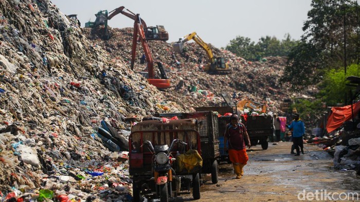 Tempat Pembuangan Akhir (TPA) Cipayung di Depok, Jawa Barat overload. Kementerian PUPR mengucurkan Rp 70 miliar untuk membangun tempat pengolahan sampah terpadu (TPST).