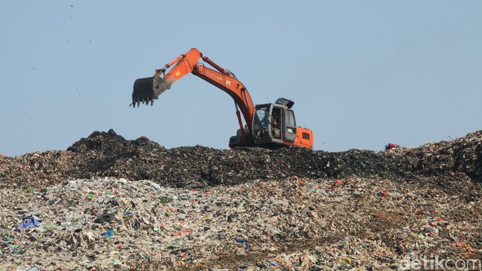 Operasional Pengelolaan Sampah Kembali Lancar Pasca Pemulihan TPA Cipayung dari Longsor