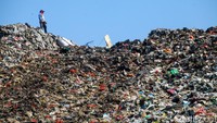 Pekerja beraktivitas di tumpukan sampah TPA Cipayung, Depok, Jawa Barat. TPA Cipayung dinyatakan overload atau kelebihan muatan.