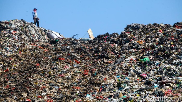 Tempat Pembuangan Akhir (TPA) Cipayung di Depok, Jawa Barat overload. Kementerian PUPR mengucurkan Rp 70 miliar untuk membangun tempat pengolahan sampah terpadu (TPST).