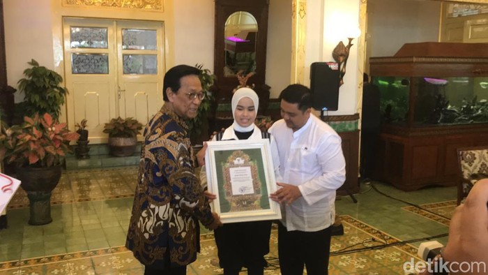 Putri Ariani didampingi Ayahnya Ismawan Kurnianto menerima penghargaan dari Sri Sultan Hamengku Buwono X, Senin (26/6/2023).