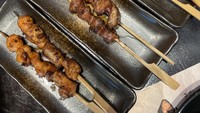 Yakitori yang direkomendasikan untuk dicoba adalah kawa (kulit ayam). Rasa asinnya pas dan aroma smokey-nya juga nendang. Kami juga mencoba momo (paha ayam) dan sunazuri (ampela). Foto: detikFood/Yenny Mustika Sari