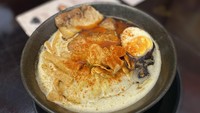 Ramen Beauty & Beast (Rp 80.000) merupakan racikan ramen yang menggabungkan cita rasa antara ramen beauty dan ramen beast, sehingga rasanya lebih kaya. Foto: detikFood/Yenny Mustika Sari