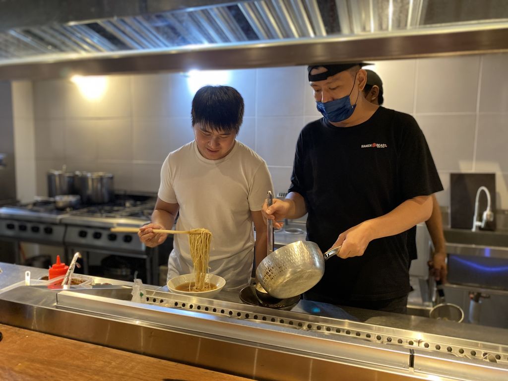 Ramen Beast, tempat makan ramen di PIK yang sajikan kuah kaldu umami.