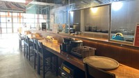 Kesan nuansa Jepang langsung dapat kami rasakan ketika pertama kali menginjakkan kaki di dalam restoran. Ada area mini bar maupun tempat duduk yang bisa kamu tempati 2-4 orang. Foto: detikFood/Yenny Mustika Sari