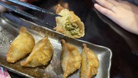 Lauk pelengkap ini bisa dipesan dengan kisaran harga Rp 35.000. Untuk aneka yakitori mulai dari Rp 8.000 - Rp 15.000 per tusuknya. Foto: detikFood/Yenny Mustika Sari