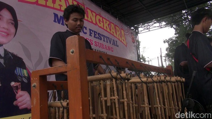 Remaja subang saat pamer bakat musik di festival band