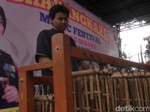 Serunya Remaja Subang Pamer Bakat Musik di Kantor Polisi