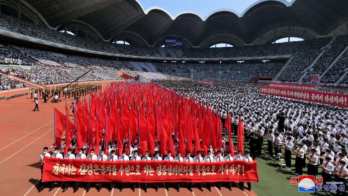 Ribuan Warga Korut Gelar Unjuk Rasa Mengecam AS People attend a mass rally denouncing the U.S. in Pyongyang, North Korea, June 25, 2023 in this photo released by North Korea's Korean Central News Agency (KCNA). KCNA via REUTERS ATTENTION EDITORS - THIS IMAGE WAS PROVIDED BY A THIRD PARTY. REUTERS IS UNABLE TO INDEPENDENTLY VERIFY THIS IMAGE. NO THIRD PARTY SALES. SOUTH KOREA OUT. NO COMMERCIAL OR EDITORIAL SALES IN SOUTH KOREA.