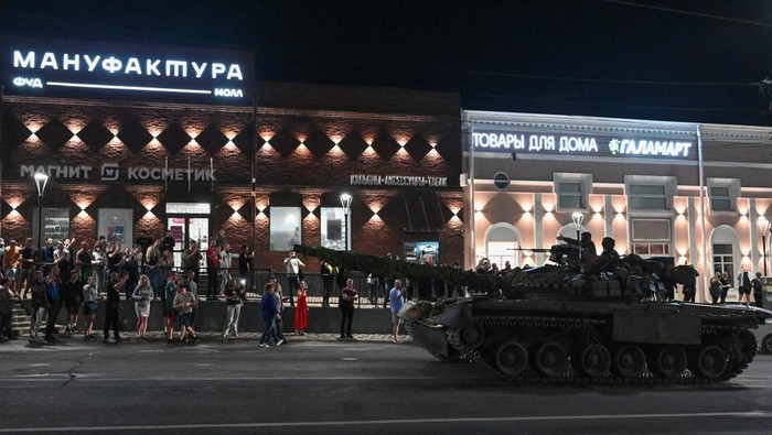 Saat Pasukan Wagner Putar Balik, Batal Serbu Rusia Fighters of Wagner private mercenary group pull out of the headquarters of the Southern Military District to return to base, in the city of Rostov-on-Don, Russia, June 24, 2023. REUTERS/Alexander Ermochenko