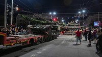 Pejuang kelompok tentara bayaran swasta Wagner menarik diri dari markas Distrik Militer Selatan untuk kembali ke pangkalan, di kota Rostov-on-Don, Rusia.