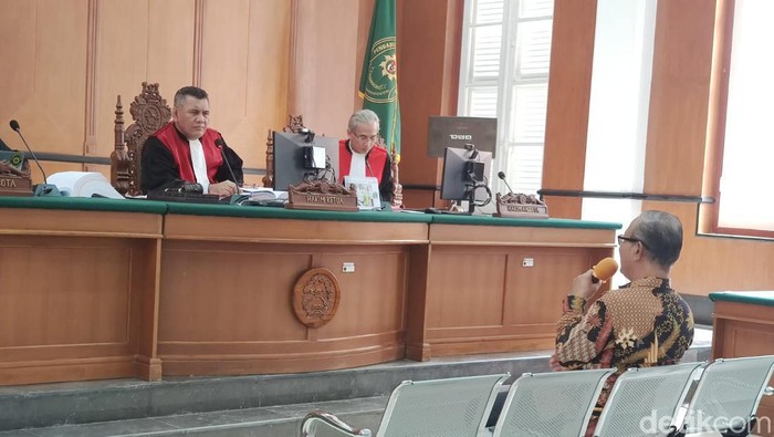 Saksi ahli dari Fakultas Hukum Universitas Hasanuddin (Unhas) Juajir Sumardi saat bersaksi di sidang kasus korupsi Rp 20 M PDAM Makassar. Rasmilawanti Rustam/detikSulsel