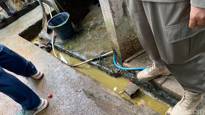 Saluran limbah kotoran sapi di peternakan kawasan Cikoko, Pancoran, Jaksel. (Anggi Muliawati/detikcom)