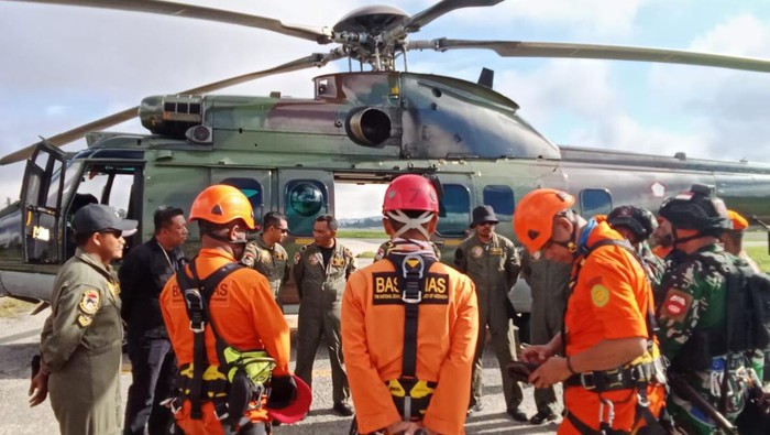 Tim SAR gabungan saat hendak menuju lokasi jatuhnya pesawat SAM Air di Kabupaten Yalimo, Papua Pegunungan.