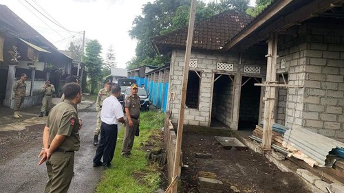 SatpolPP Klungkung saat melakukan sidak terhadap bangunan warga yang dibangun dilahan Negara dan langgar sempadan sungai, beberapa waktu lalu. (Dok Satpol PP Klungkung)