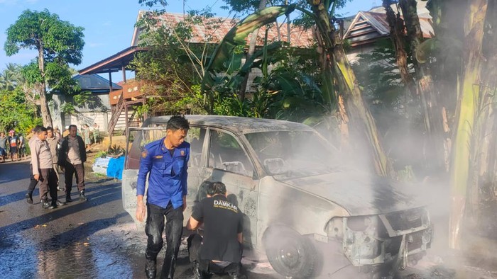 Satu unit mobil di soppeng terbakar gegara korsleting saat sedot bbm.