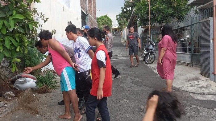 Sejumlah warga mendatangi lokasi penemuan mayat di Srondol Wetan, Banyumanik, Semarang, Minggu (25/6/2023).