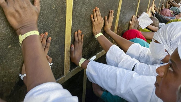 Muslim pilgrims pray in front of the Kaaba, the cubic building at the Grand Mosque, during the annual hajj pilgrimage, in Mecca, Saudi Arabia, Sunday, June 25, 2023. Muslim pilgrims are converging on Saudi Arabia's holy city of Mecca for the largest hajj since the coronavirus pandemic severely curtailed access to one of Islam's five pillars. (AP Photo/Amr Nabil)