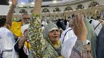 Semangat Jemaah Haji Sentuh Kabah di Masjidil Haram