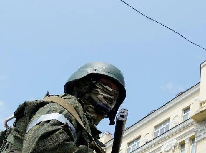Foto: Seorang tentara bayaran Wagner di kota Rusia Rostov-on-Don dekat perbatasan Ukraina pada 24 Juni 2023. (AFP via Getty Images)