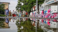 Nah, untuk bisa menikmati sepeda Anda harus merogoh kocek Rp 20.000 selama 30 menit.