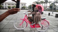 Terik panas matahari yang menyengat bisa Anda tangkal dengan topi yang disediakan penyewa sepeda.