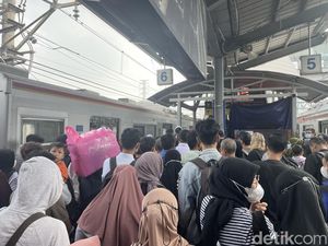 Penumpang Numpuk di Stasiun Tanah Abang Imbas Perbaikan Eskalator Peron 5