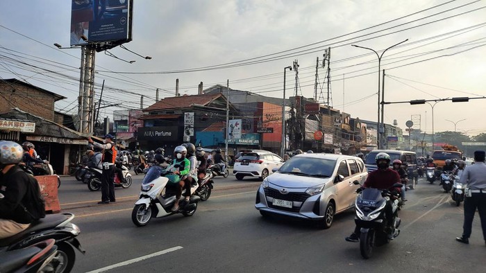 Situasi Uji Coba Simpang Kampung Utan Tangsel Pagi Ini