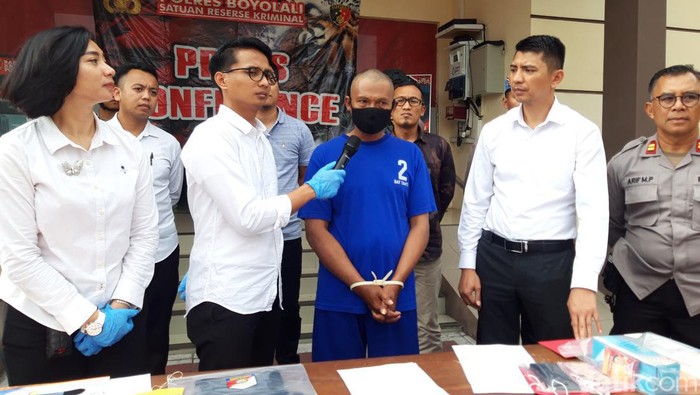 SM tersangka pemerkosa anak kandung saat dihadirkan di Mapolres Boyolali, Senin (26/6/2023).
