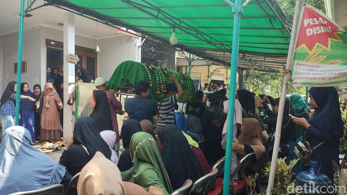 Suasana rumah duka mahasiswi Undip Anindita Syafa Nabila Rizki (20) meninggal di Gunung Lawu, Senin (26/6/2023). Jenazah Anin dimakamkan di TPU Kaliwiru, Candisari, Semarang.