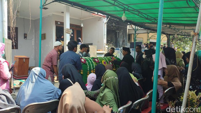 Suasana rumah duka mahasiswi Undip Anindita Syafa Nabila Rizki (20) meninggal di Gunung Lawu, Senin (26/6/2023). Jenazah Anin dimakamkan di TPU Kaliwiru, Candisari, Semarang.