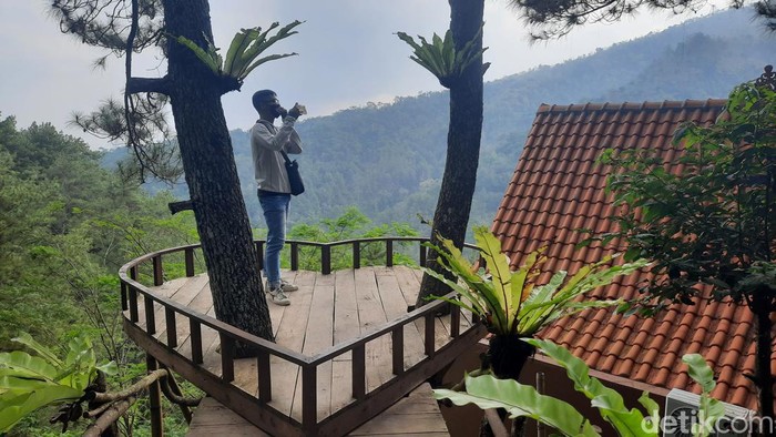 Suasana spot Pijar Sunset di wisata Pijar Park Kudus, Senin (26/6/2023).