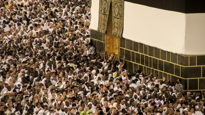 Suasana Tawaf di Masjidil Haram Jelang Puncak Ibadah Haji Thousands of Muslim pilgrims hold umbrellas as they circumambulate around the Kaaba, the cubic building at the Grand Mosque, during the annual hajj pilgrimage, in Mecca, Saudi Arabia, Sunday, June 25, 2023. Muslim pilgrims are converging on Saudi Arabia's holy city of Mecca for the largest Hajj since the coronavirus pandemic severely curtailed access to one of Islam's five pillars. (AP Photo/Amr Nabil)