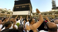 Tampak para jemaah melakukan tawaf di Kabah.