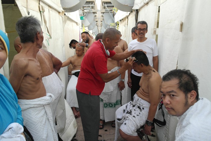 Muslim shave their head after performing tawaf and Saie in Mecca, Saudi Arabia. Head shaving during haj and umrah is called tahallul, refers to dissolution or ending the state of Ihraam