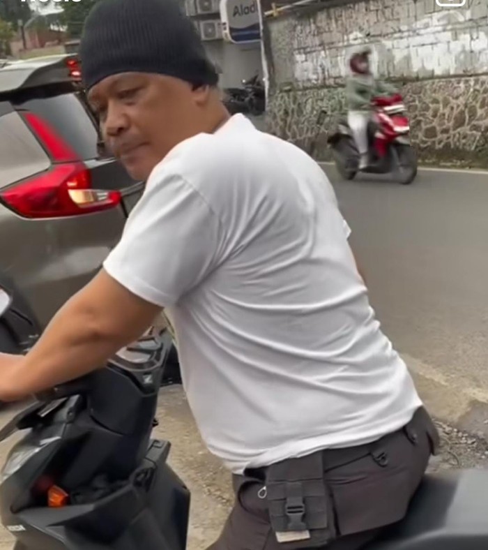Tampang pria pemotor buang abu rokok malah ngaku-ngaku polisi, padahal bukan polisi.