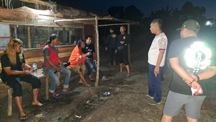 Pria berinisial SL (52) di Tapin, Kalimantan Selatan (Kalsel) ditikam orang tak dikenal (OTK) hingga tewas gegara marah-marah ke penjaga warung.