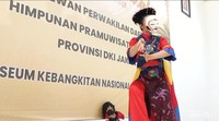 Topeng berwarna putih.