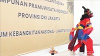 Penari dengan topeng merah.