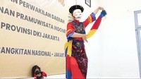 Penari dengan selendang.