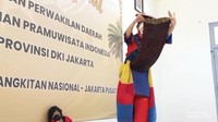 Menutup wajah.