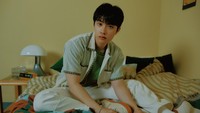 Foto teaser D.O yang ini menampilkan warna-warna bumi seperti krem dan hijau. Foto ini senada dengan apa yang ditampilkan D.O dalam teaser foto buat album debut solonya tahun 2021 lalu. (Foto: dok. SM Entertainment)