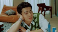 Ada banyak gedung-gedung tinggi dari Lego yang mejeng di meja di depan Sehun yang sepertinya merupakan replika dari pencakar langit di New York. Ferris wheel berwarna putih yang ada di paling kiri juga tampaknya terinspirasi dari sebuah ferris wheel di New York bernama New York Wheel. Ferris wheel setinggi 190 meter ini berbudget ratusan juta dolar namun pembangunannya dihentikan pada tahun 2018 setelah sempat mundur beberapa tahun. (Foto: dok. SM Entertainment)