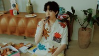 Suho mengenakan kemeja lengan pendek dari Jacquemus seharga 320 Euro atau setara dengan Rp 5,2 jutaan. Kemeja bernama La chemise Melo ini masuk dalam koleksi Le Raphia dari Jacquemus. (Foto: dok. SM Entertainment)