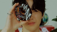 Di satu foto tampak Suho tengah membawa/memakan donat. Tahukah kamu bahwa donat berasal dari Roma dan Yunani kuno? Dulu donat dimakan dengan olesan madu atau saus ikan. Tapi ketika makanan ini sampai di jazirah Arab, orang-orang Arab mulai menambahkan gula dan topping manis buat donat. Pada tahun 1400-an, donat yang dikenal sebagai gorengan di Arab ini mulai populer di Eropa dan baru masuk Amerika Serikat 1 abad kemudian. (Foto: dok. SM Entertainment)